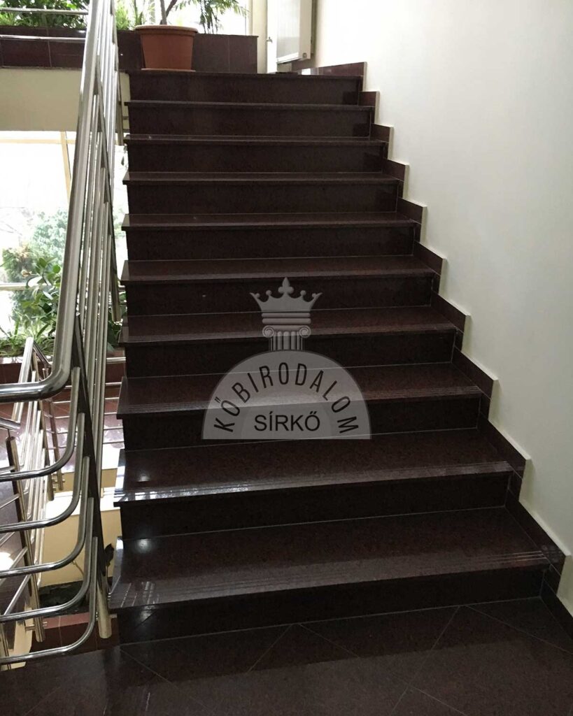 Balmoral Red gránit lépcso