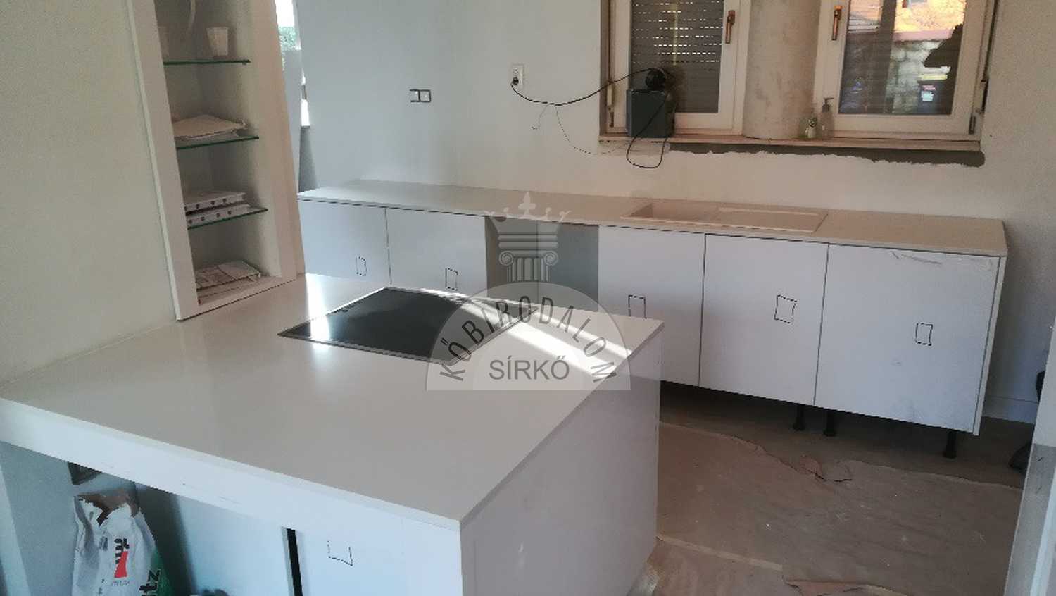 Polar White technistone pult 2